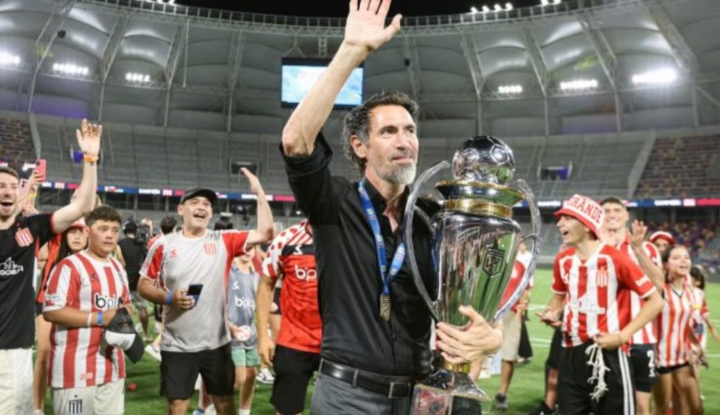 La dirigencia de Estudiantes de La Plata resolvió la continuidad de su director&nbsp;técnico