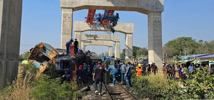 Tragedia en Tailandia: una grúa cayó sobre un tren y dejó al menos 30&nbsp;muertos