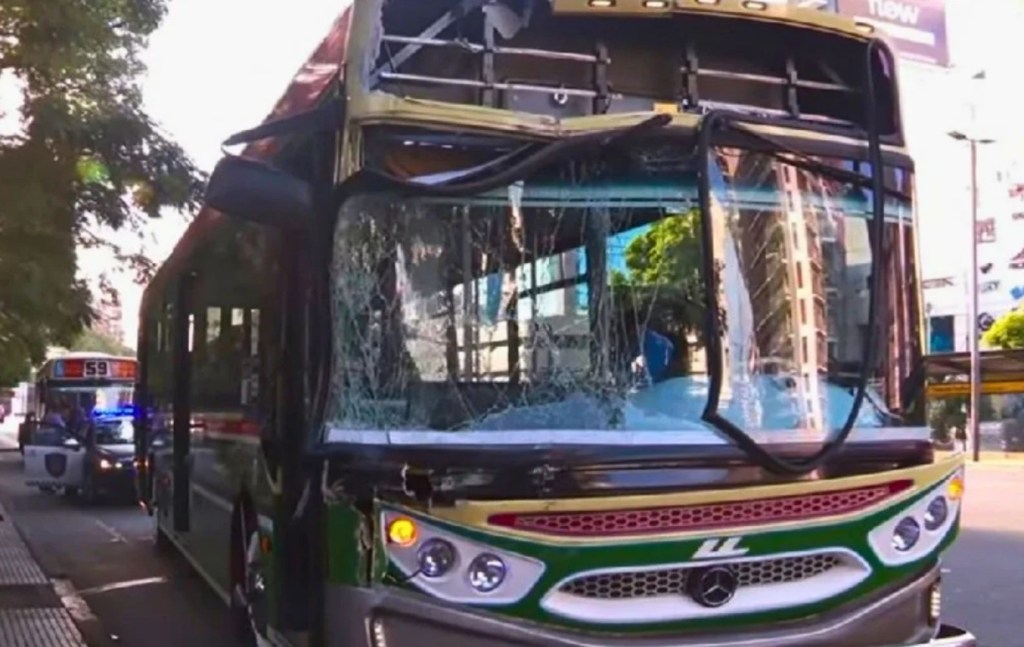 Tres personas debieron ser asistidas tras un fuerte impacto entre dos unidades de transporte&nbsp;público