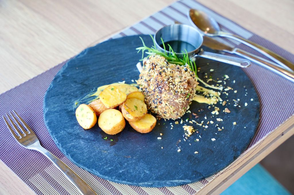Papas rellenas con carne tierna y queso&nbsp;gratinado